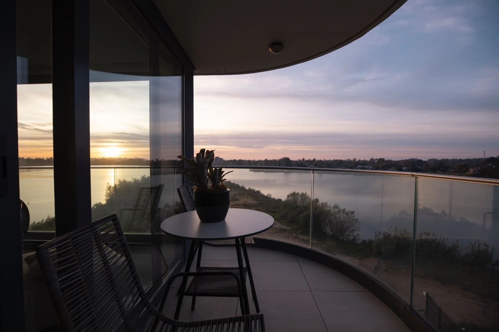 Terraza con vista al lago al atardecer