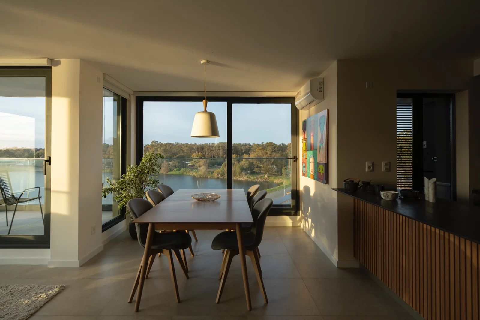 Interior con comedor y vista al lago