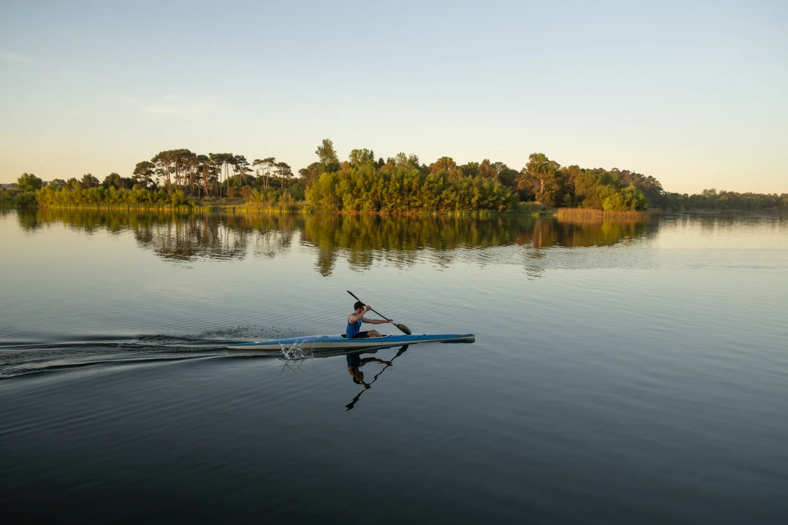 Kayak sobre el Lago Calcagno al atardecer