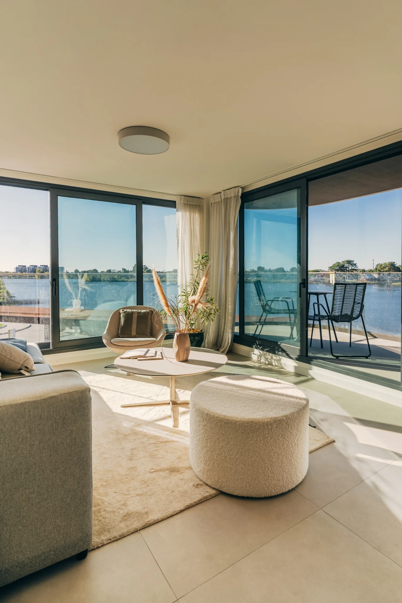 Living luminoso con grandes ventanales